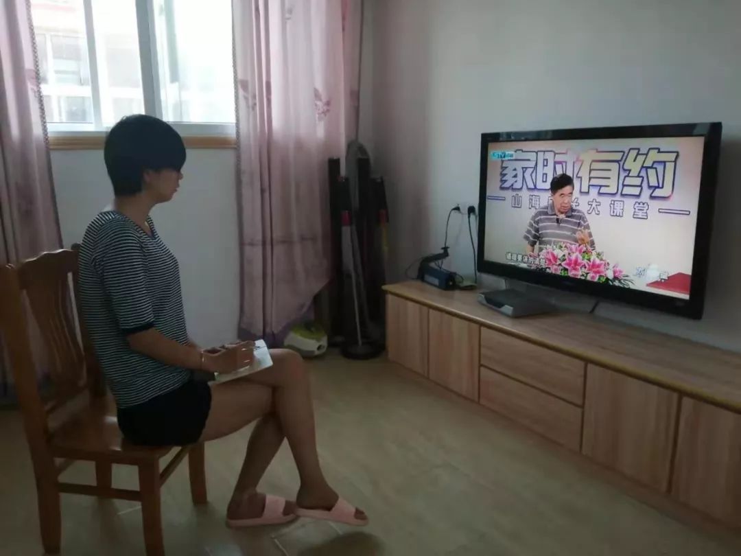 性搔撓家庭輔導老師_性都花花世界家庭輪亂_家庭教育的先導性