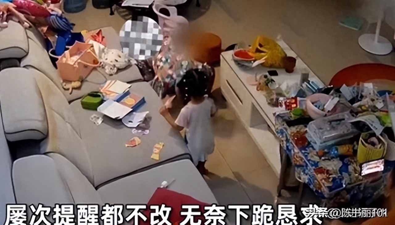 丈夫上廁所不關(guān)門讓女兒看到隱私，妻子下跪懇求，丈夫淡定玩手機