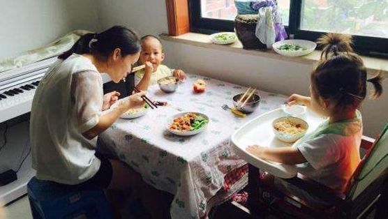 寶媽帶孩子工作的心情說說_帶娃在家工作_寶媽在家帶孩子的工作