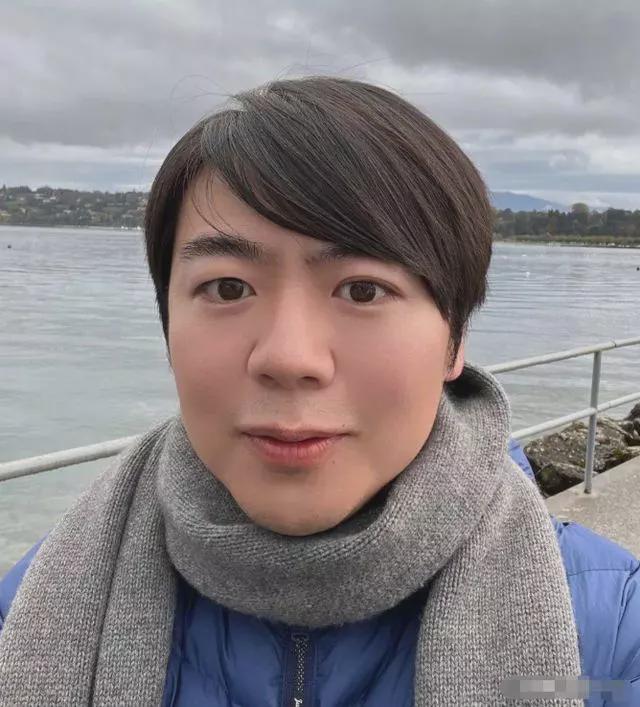 男生妝容特點描述_男生表演妝容怎么畫_小男生表演的妝容照片