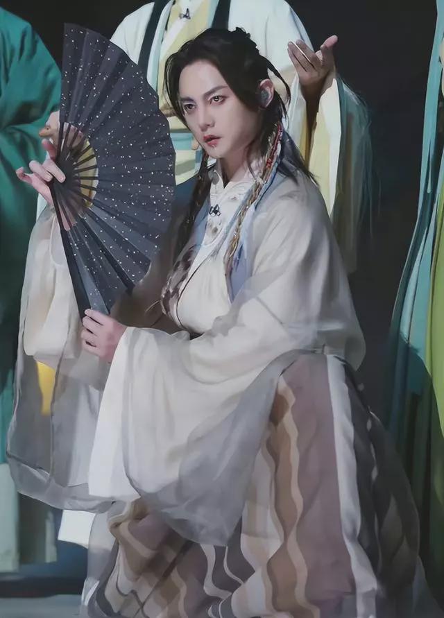 男生表演妝容怎么畫_男生妝容特點描述_小男生表演的妝容照片