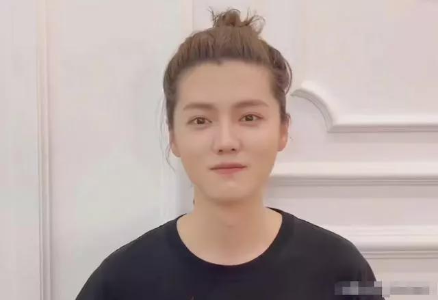 男生表演妝容怎么畫_小男生表演的妝容照片_男生妝容特點描述