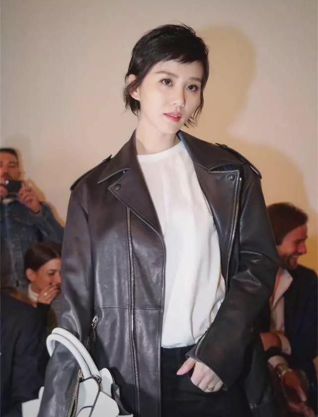 男生妝容特點描述_小男生表演的妝容照片_男生表演妝容怎么畫