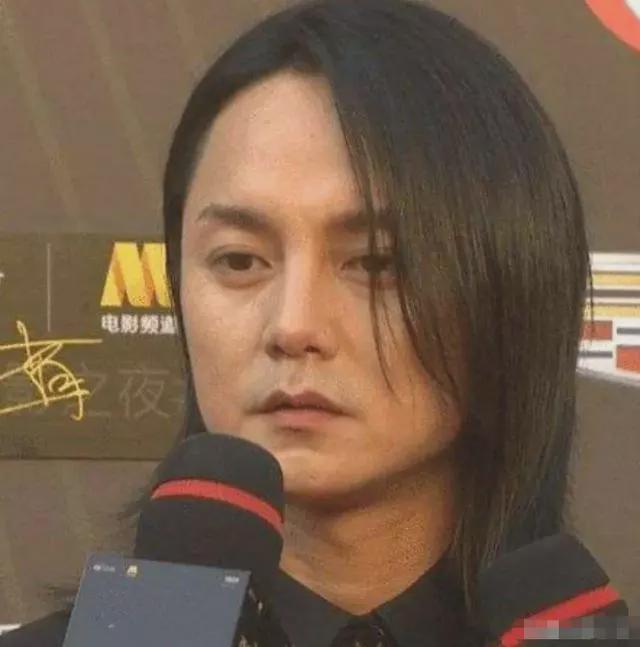 小男生表演的妝容照片_男生表演妝容怎么畫_男生妝容特點描述