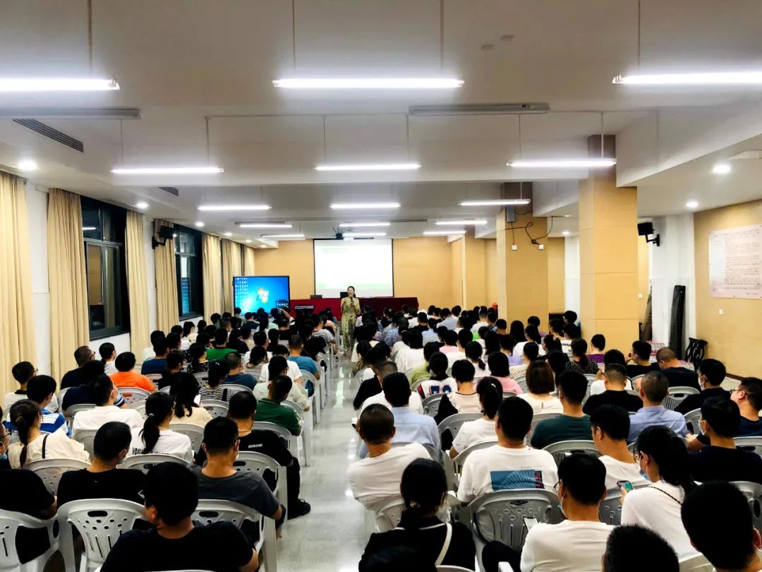 初一家長家庭教育會發(fā)言稿_初一家長家庭教育會議記錄_初一家長會家庭教育