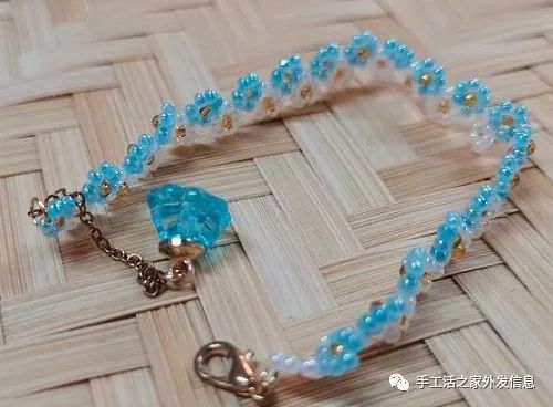 寶媽手工活兼職，正規手工接單平臺，開飾品加工廠，在手工之家，認真做、好收獲，圖為飾品類串珠純手工產品剪影