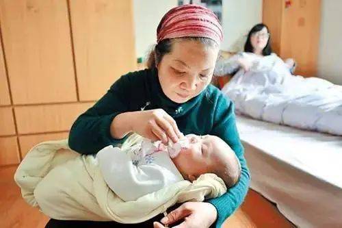 月嫂要和寶媽一起睡嗎_月嫂是和寶媽一起睡嗎_月嫂抱睡娃