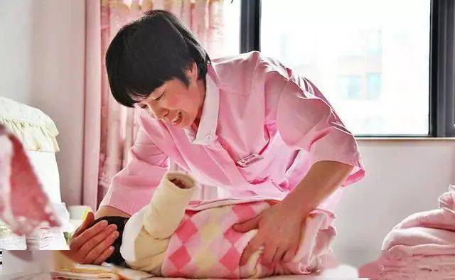 月嫂要和寶媽一起睡嗎_月嫂抱睡娃_月嫂是和寶媽一起睡嗎