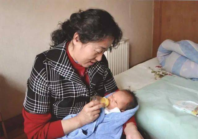 月嫂要和寶媽一起睡嗎_月嫂抱睡娃_月嫂是和寶媽一起睡嗎