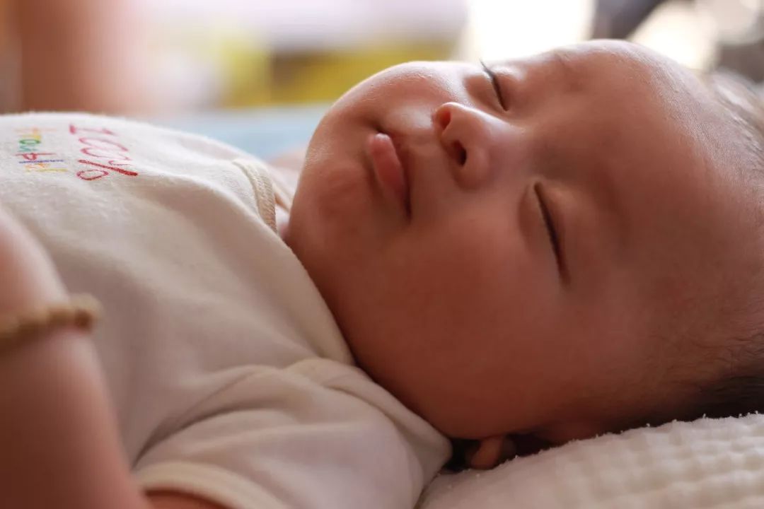 寶寶媽媽睡覺圖片_寶媽睡不著是什么原因_寶寶睡媽媽懷里圖片