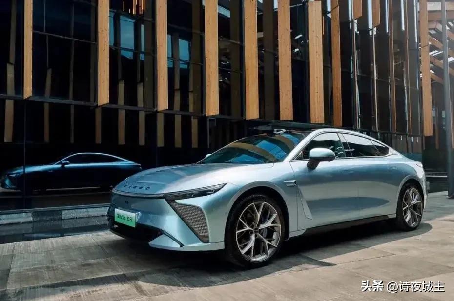 寶媽接送孩子買什么車_接送娃兒的車_媽媽接送孩子開的車