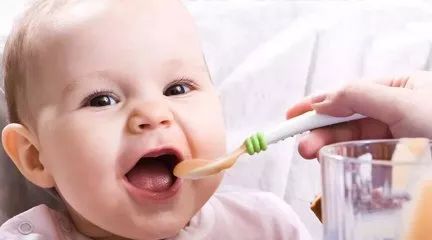 媽媽母乳涼寶寶拉肚子_寶寶涼到肚子拉什么屎_寶媽吃涼的東西寶寶會拉肚子嗎