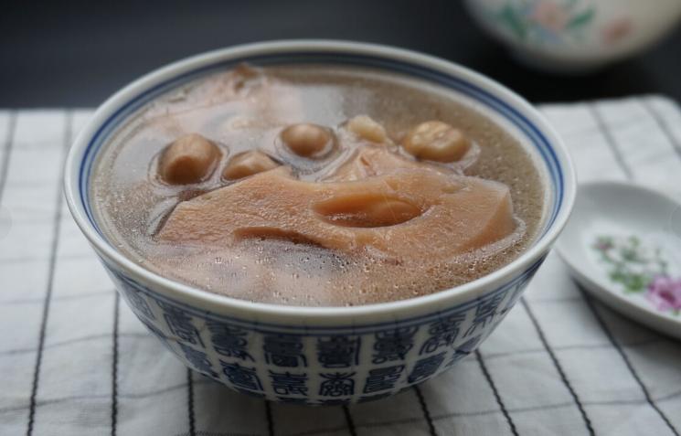 豬蹄燉什么奶水好_催奶的豬蹄湯_寶媽吃豬蹄燉什么奶水多