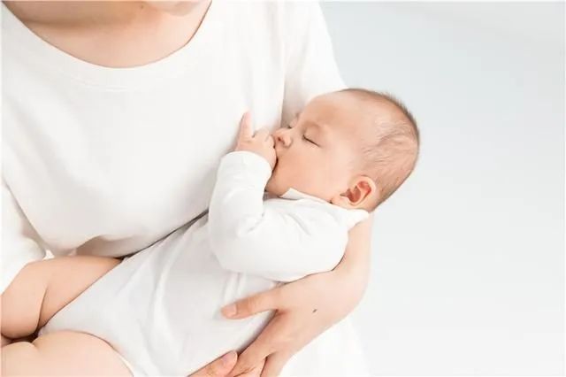 母乳喂養(yǎng)的寶寶體重增長(zhǎng)慢，長(zhǎng)得瘦，睡眠短，是喂養(yǎng)不夠嗎？