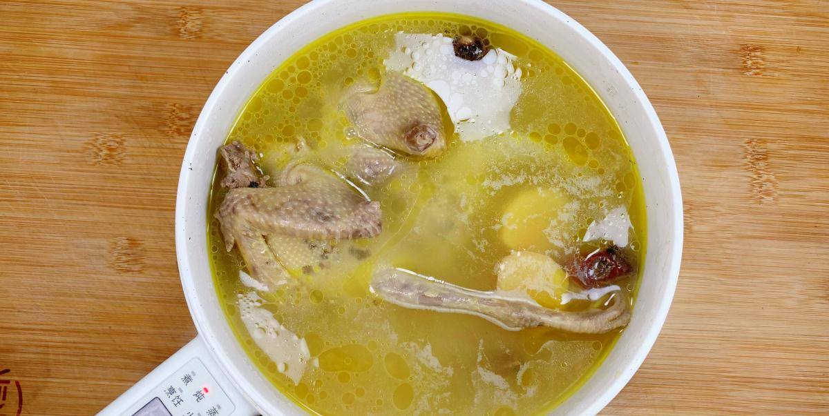 燉鴿子媽營養(yǎng)湯寶寶能喝嗎_寶媽喝的鴿子湯怎么做_寶媽鴿子湯怎么燉最營養(yǎng)